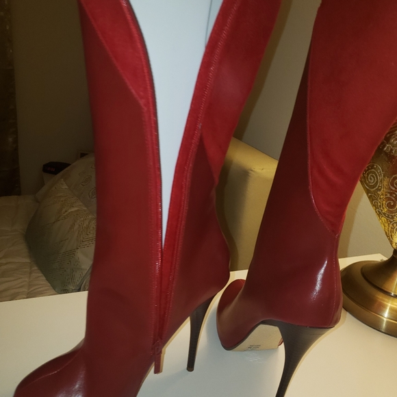 BOOTS - Picture 4 of 8